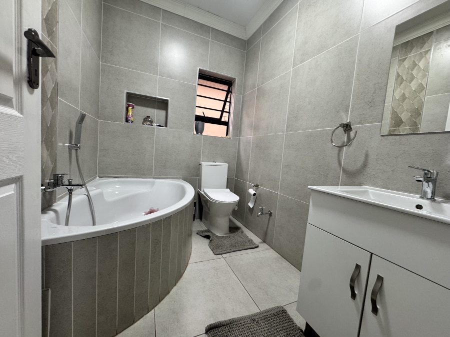 To Let 2 Bedroom Property for Rent in Flamwood North West
